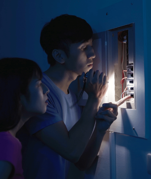 夜間停電夫妻倆人點手電筒查看總電源開關